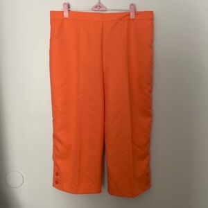 Alfred Dunner Coral Capri Pant Button Details on Bottom Side Pockets Size 12 NWT
